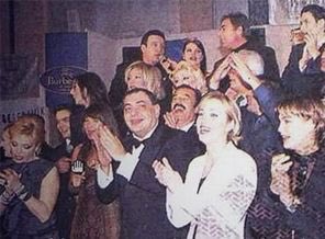 @hakankaynak20 @bernalacin35 Bernayı ciddiye almayın derim!..
Daha dün Ahmet Kayaya çatallar bıçaklar atılırken sahnede onuncu yıl marşı okuyordu, bugün demirtaş ın eşi kitap gönderdi diye sevinçten dört köşe..

Ölü evinin yasçısı, düğün evinin defçisi olur kendileri!..