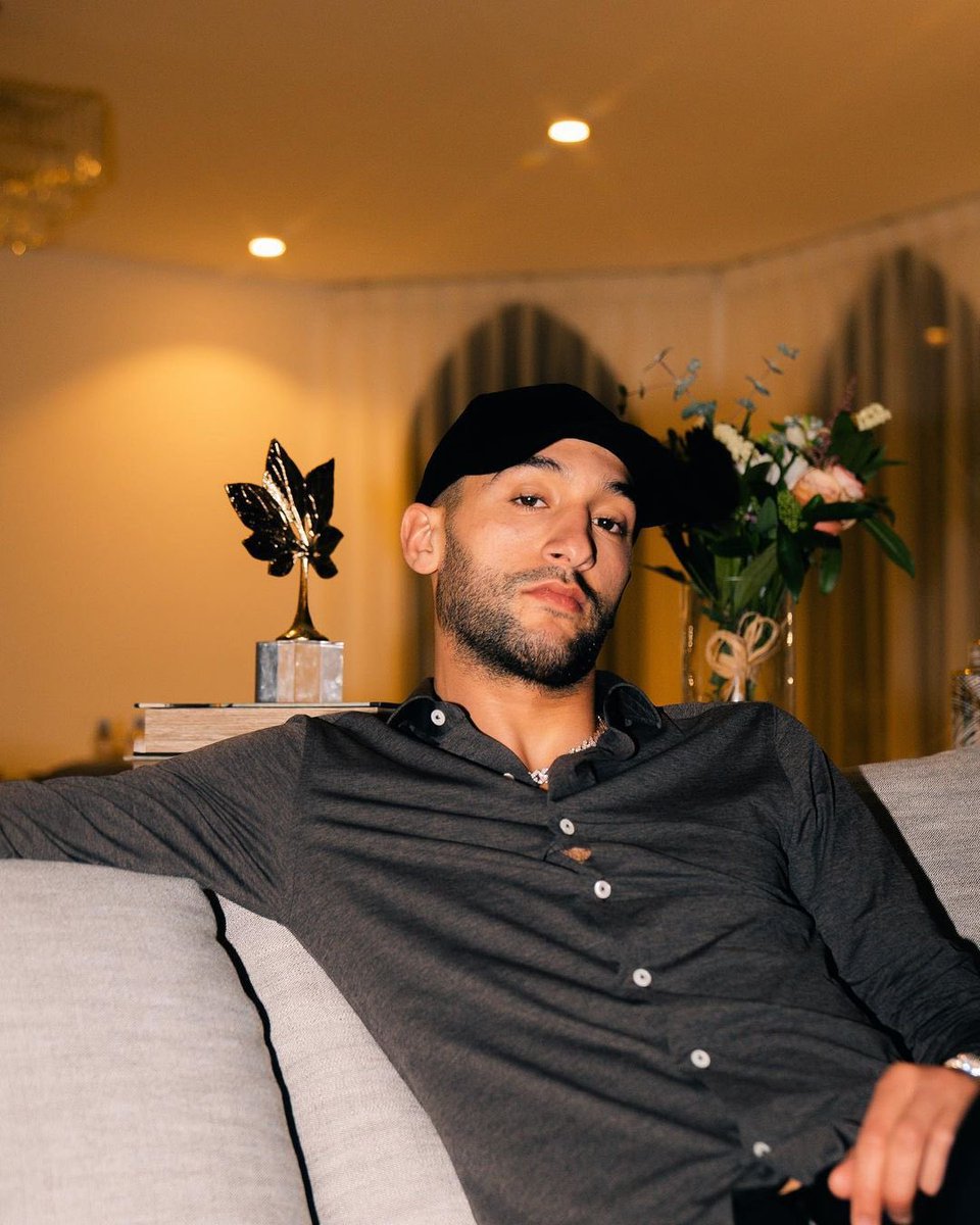 Hziyech_93's tweet photo. [230410] Hziyech new post|Sometimes you have to sit quietly, Watch, Say nothing, Smile, Shake your head and move on 😁📿

#hakimziyech #ziyech #ziyechhakim #hz22 #wizardziyech #morroc #maroko https://t.co/QV96jdVQhQ