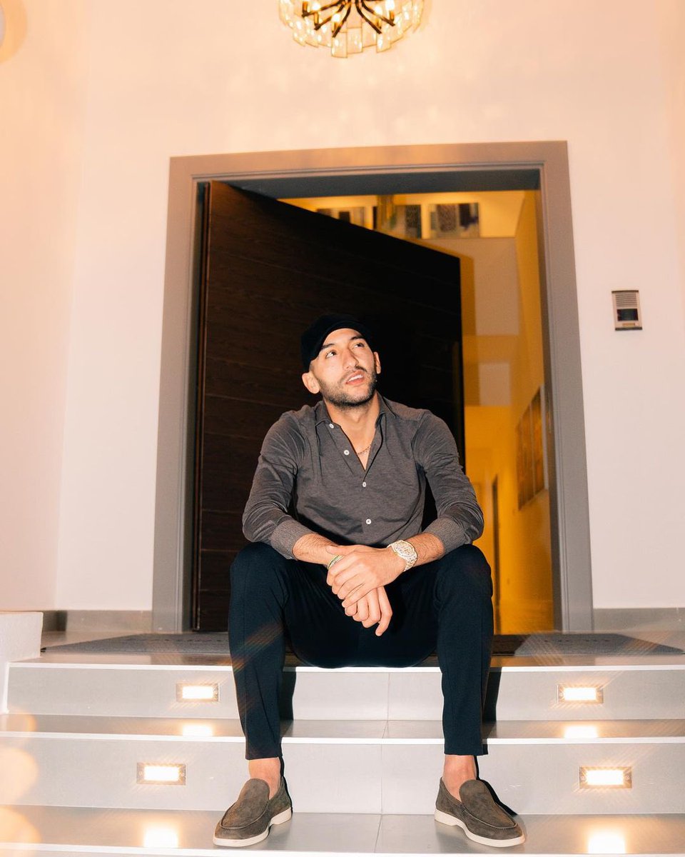 Hziyech_93's tweet photo. [230410] Hziyech new post|Sometimes you have to sit quietly, Watch, Say nothing, Smile, Shake your head and move on 😁📿

#hakimziyech #ziyech #ziyechhakim #hz22 #wizardziyech #morroc #maroko https://t.co/QV96jdVQhQ