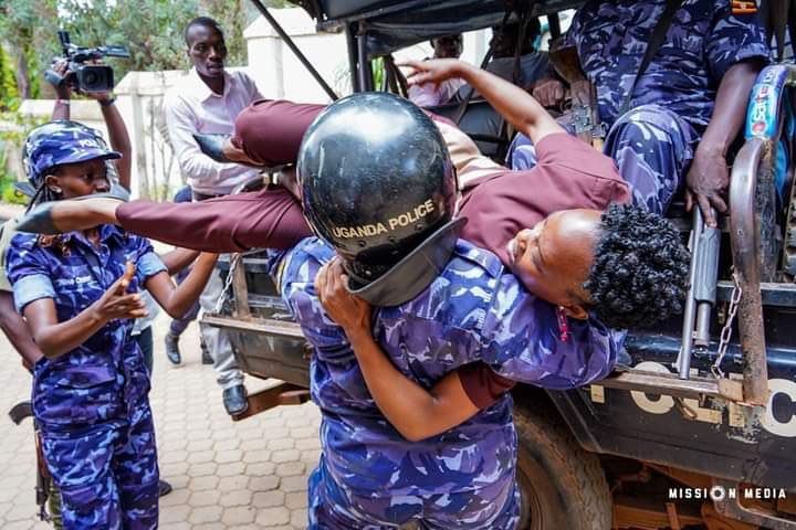 .@PoliceUg officer sir, a woman brought you into this world..so you have no right to disrespect one!! 
Justice for @margaretnattabi 
#freeOurStudents.. @InstitutionsNup