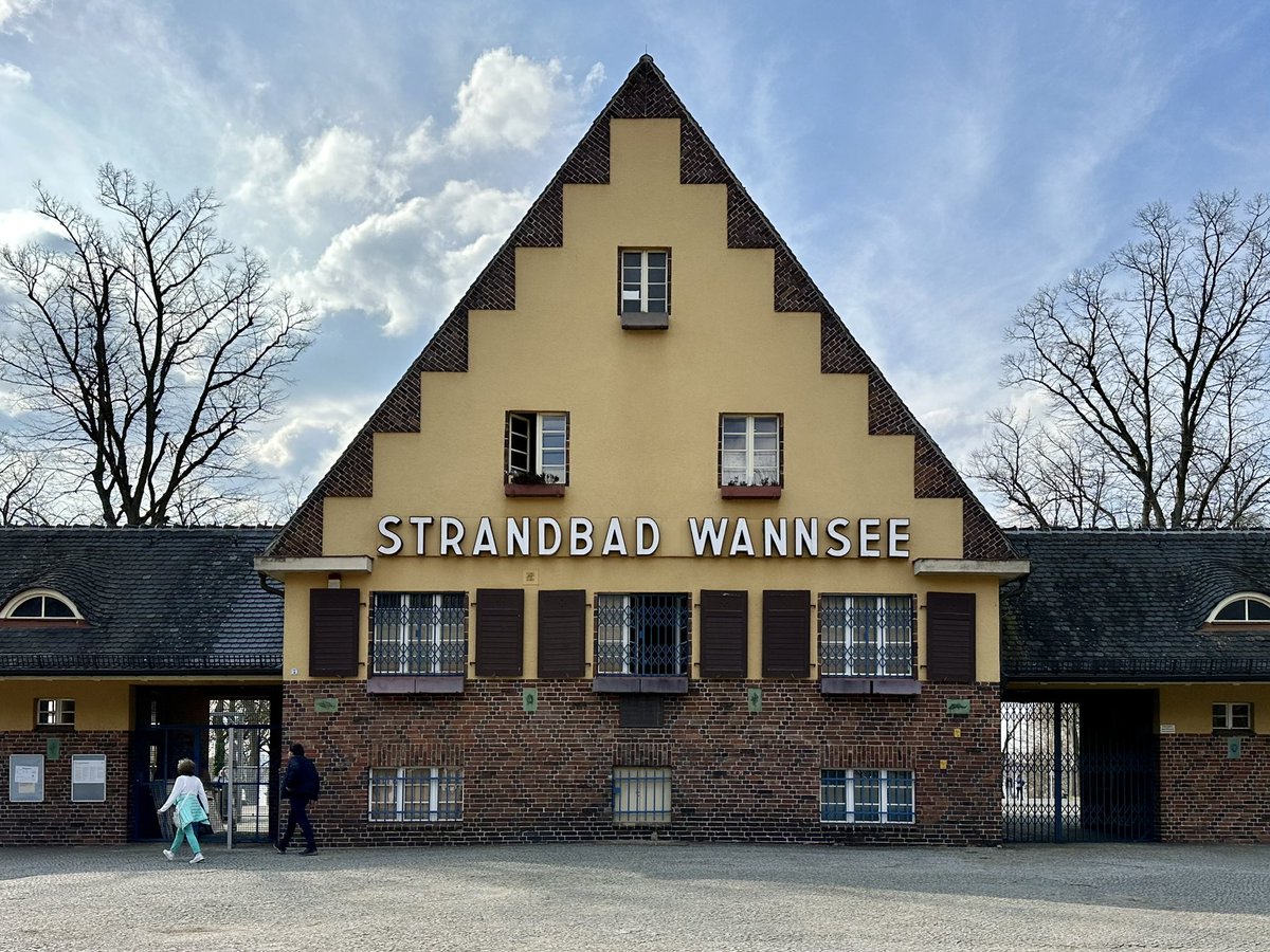 Strandbad Wannsee zu Ostern 🌊☀️🐰🐣 Wart Ihr auch hier?
#berlin #wannsee #FroheOstern 
<a href="/basz_berlin/">Bezirksamt Steglitz-Zehlendorf</a> <a href="/stadtleben/">Stadtleben</a> <a href="/TspSuedwest/">Tagesspiegel Südwest</a> <a href="/TspFoto/">Tagesspiegel Foto</a> <a href="/I_love_Berlin/">I ♥ Berlin</a>