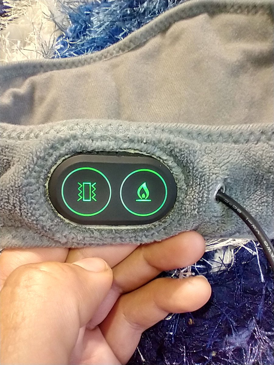 luciana_peter1's tweet photo. #tryitsampling #calmingheatmassage   The heating pad works great and is comfortable around the neck. Also provides strong heat and vibrations. Really helps my aching neck. I love it and use it every day. I would recommend! @Bazaarvoice
Read 👇
https://t.co/Tep1UKIRrQ https://t.co/kxpiKkcA5q