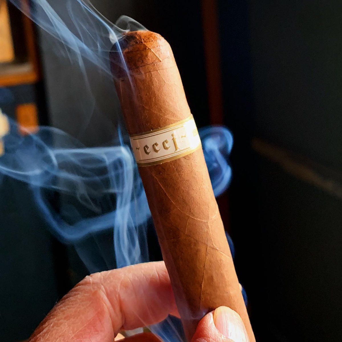 illusionecigars's tweet photo. 📷 by @puffsumo: .
Happy Monday #BOTLs and #SOLTLs
Now Smoking:
Wow, the last time I sampled this Illusione ~eccj~ 25th cigar by Illusione Cigars was way back in 2019 with a note to myself to pay better attention the next time I smoked it. https://t.co/3VmFJMy8T0