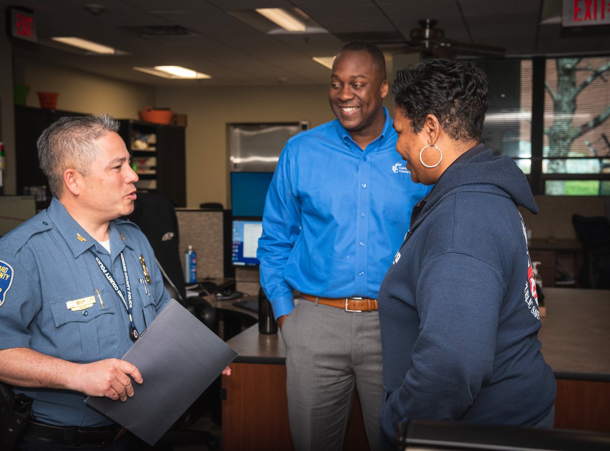 HCPDNews's tweet photo. To kick off #NationalPublicSafetyTelecommunicatorsWeek, @HoCoGovExec and Chief Gregory Der visited our dispatch center to provide lunch and thank our "first" first responders for their continued effort to keep our community safe. https://t.co/8q1TLHdDHA