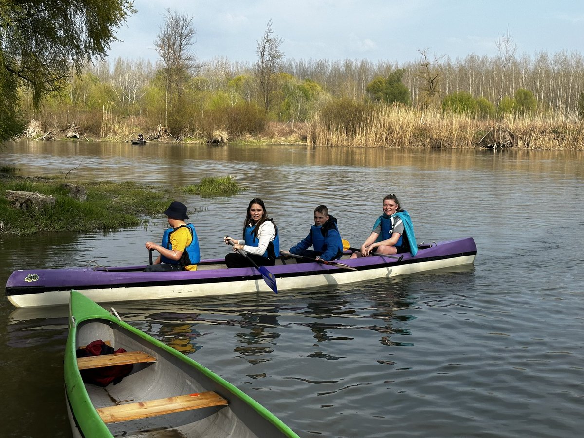 Canŵio ar y Danube prynhawn ‘ma, diolch anferthol i Lazlo a’i phobl ifanc am arwain y sesiwn. Canoeing on the Danube this afternoon, a huge köszönöm to Lazlo and his young people for leading the session. @Urdd @URDDFFAW @TaithWales