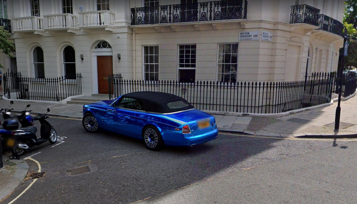 Cars_SV's tweet photo. Protect your eyes against this... colorful Rolls-Royce Phantom Drophead wrapped in chrome blue, with matching custom wheels. Look at that shine in the sun!
Added a front pic from reddit since there was no angle in Maps. Definitely not understated
London, England #SV_Colors https://t.co/JN42ElZYuj