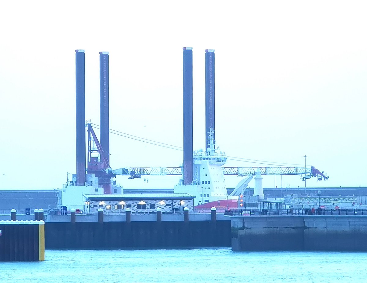 gardenerscottag's tweet photo. A large #crane just came into #Dover Harbour. I would call it 'massive', Wind Server. #windserver @Port_of_Dover https://t.co/DTpBUoqKE5