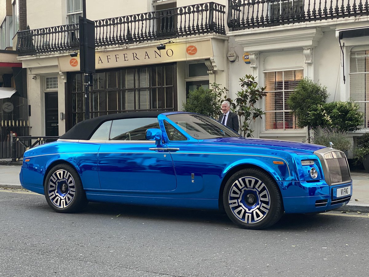 Cars_SV's tweet photo. Protect your eyes against this... colorful Rolls-Royce Phantom Drophead wrapped in chrome blue, with matching custom wheels. Look at that shine in the sun!
Added a front pic from reddit since there was no angle in Maps. Definitely not understated
London, England #SV_Colors https://t.co/JN42ElZYuj
