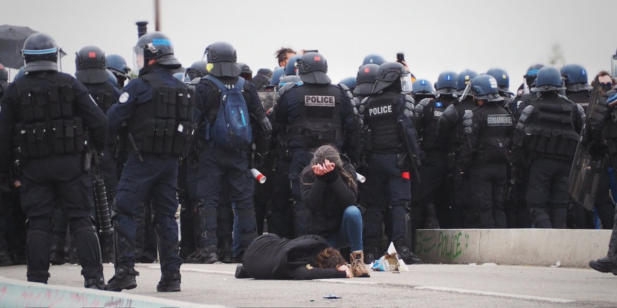 #manif6avril j'étais debout, pacifiquement, pour défendre une autre vision du monde. la police nous ont gazés, chargés, et matraqués, défendant leur monde, celui des riches et de leur violence. même à terre, ils n'ont que renforcés mes convictions.
#nantes #reformedesretraites