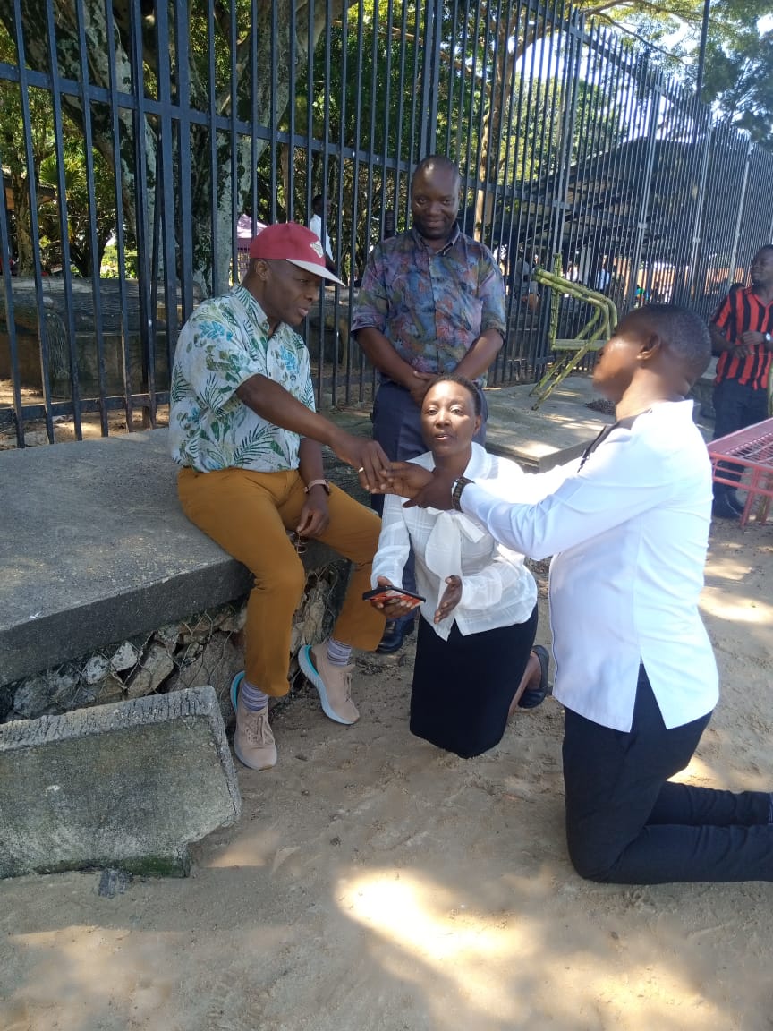 Ssaabasajja Kabaka, olwa  leero asiimye n'alambulako ku Imperial Resort Beach ey'e Ntebe, ku lubalama lw'ennyanja Nnalubaale, mu ngeri ey'okwewummuzaamu.