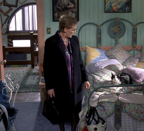 Howl&rsquo;s bedroom + Mia&rsquo;s bedroom in Princess Diaries 1 smooshed together would be my dream bedroom https://t