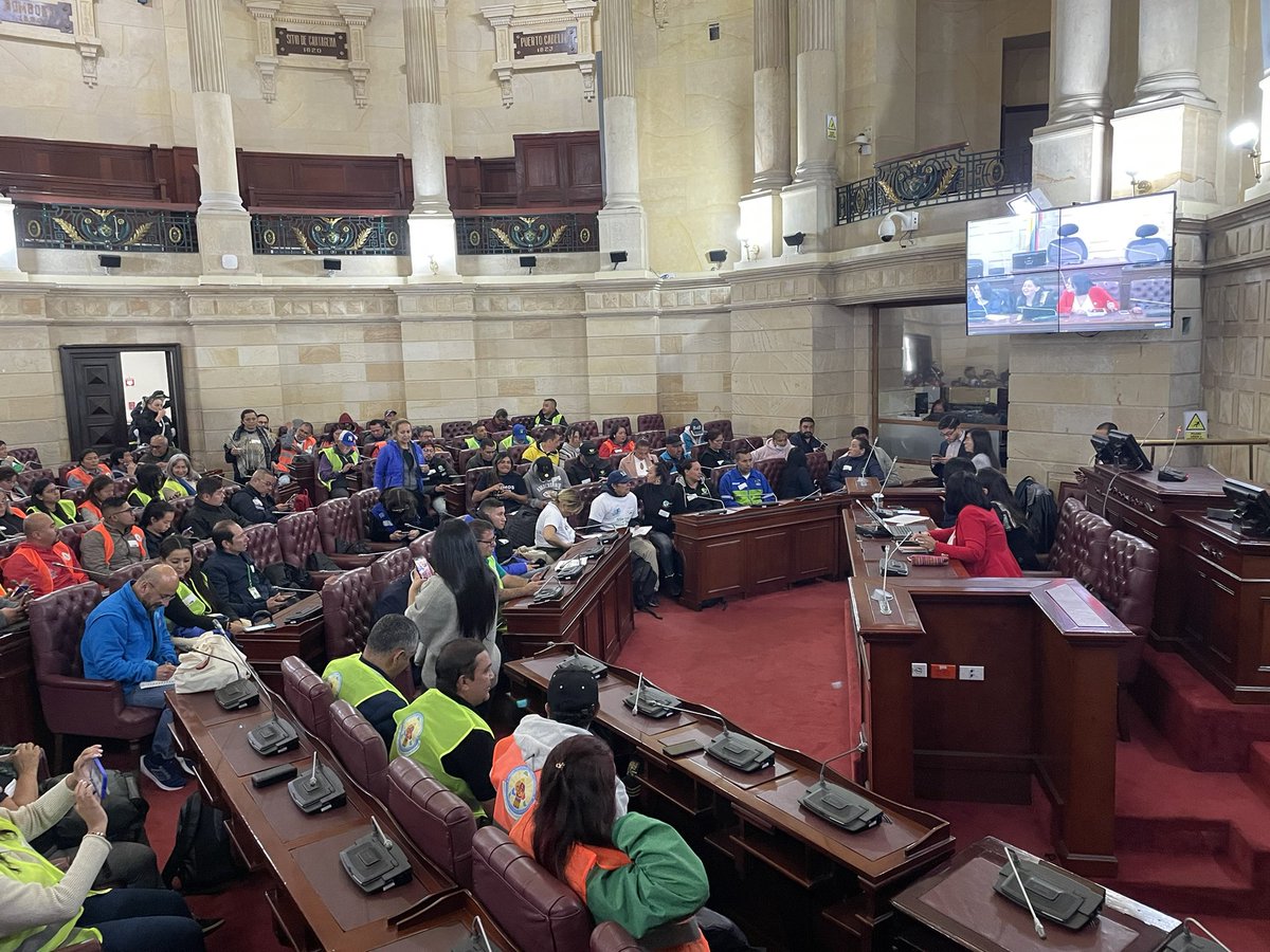 Hoy se discute desde el Congreso de la República con la población Recicladora el articulo de “Colombia Basura Cero” del Plan Nacional de Desarrollo. El consenso con población es fundamental para la inclusión socioeconómica de los Recicladores de oficio.