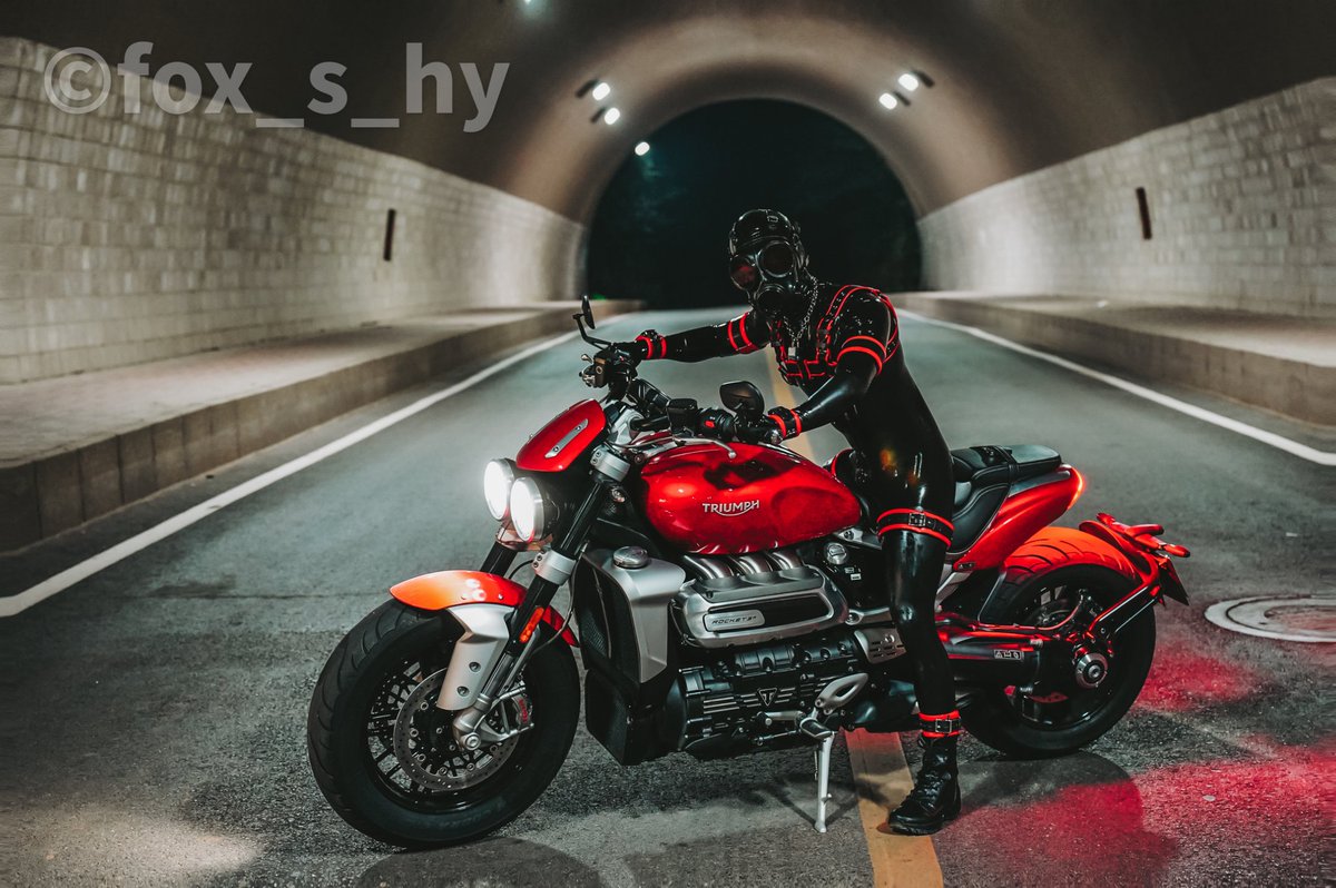 来见证破风速度！今晚的场子属于蓄势待发的黑胶骑士！
Tonight belongs to latex motorcycle rider!
📷：<a href="/Bouxcuengh2/">Mallache</a>