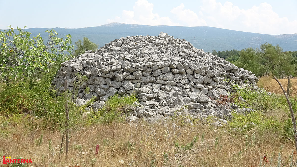 BosnianHistory's tweet photo. The Glasinac culture, named after the #Glasinac plateau thrived during the Iron Age between the 8th and 4th centuries BCE. Known for their distinctive burial mounds, or #tumuli, the Glasinac people left behind a rich material culture, including weapons, jewelry, and pottery. https://t.co/p5R1UKTy5i