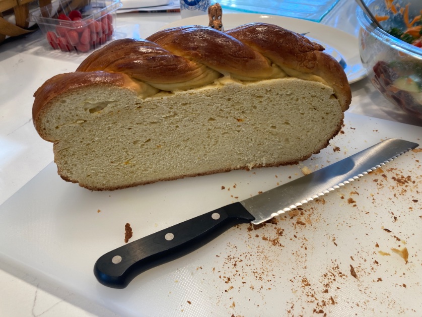 Travisorama's tweet photo. Homemade Ukrainian paska. Fits perfectly in a challah bag. https://t.co/vtNoPtQ02j