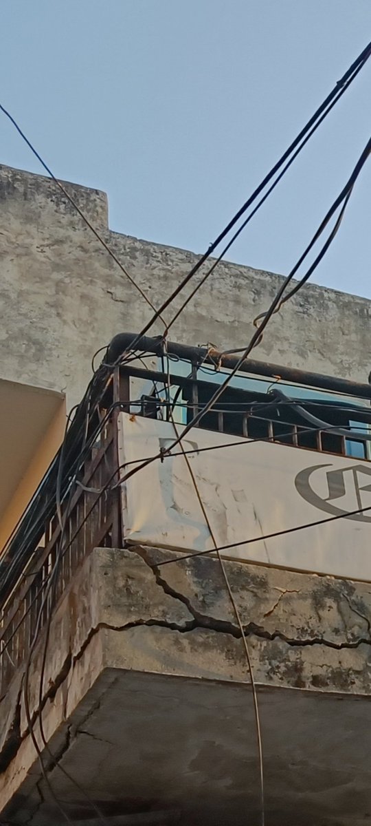 harshg899's tweet photo. @cmohry @DHBVNL @mlkhattar
Dear sir,
As you can see the bad wiring done by dhbvn authorities in blb.
Mis happening can happen any time, the responsibility is only goes to dhbvn and i want to re construct this balcony
I complaint to dhbvn complaint no. but they dined to do so. https://t.co/r9la9BP3m1