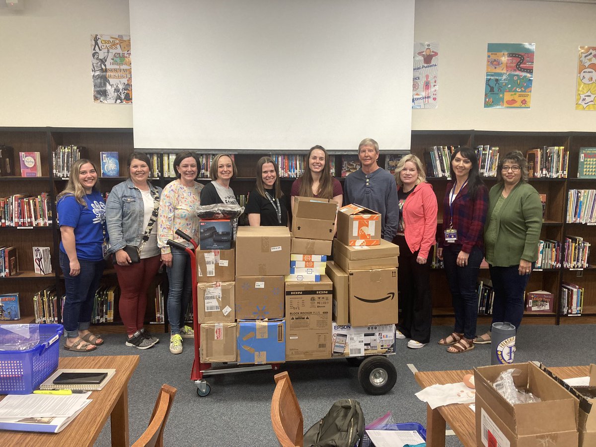 FrenshipMS's tweet photo. Teachers received grants from our overly generous PTA this morning! We have the best PTA in Frenship!!! #thefms https://t.co/akIYWYDt4E
