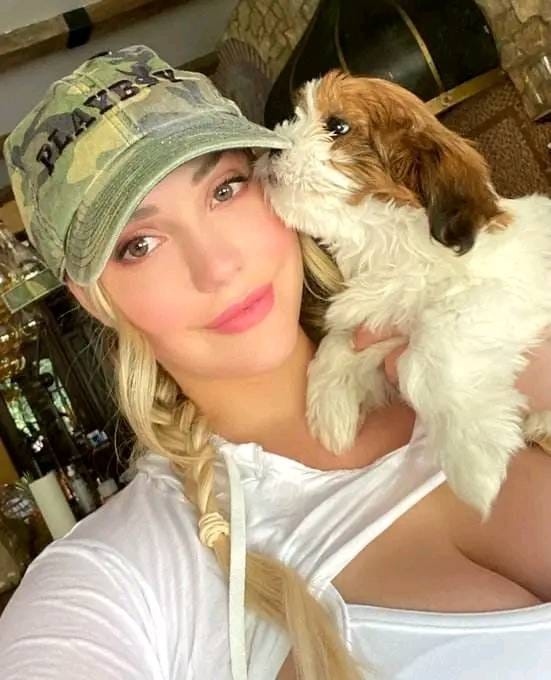 Coucou joyeux pâques à vous.
je cherche un bon partenaire avec qui passer un bon moment de plaisir intense en ce jour. Interessé dm moi. N'oublie pas de retweeter pour avoir des nudes gratuits.