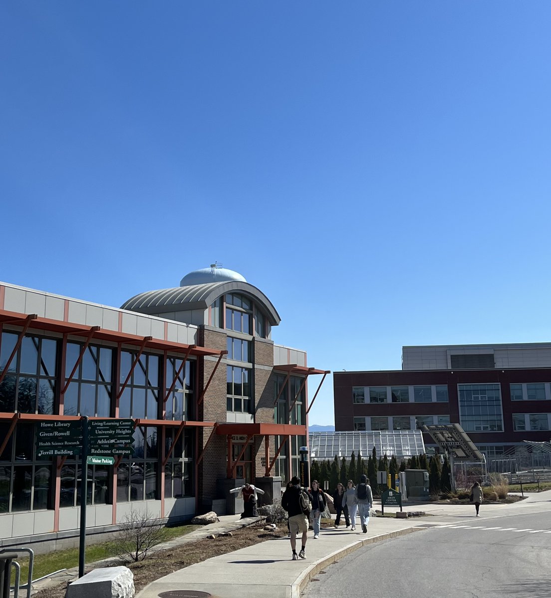 Grab your shorts and shades!🕶️🩳We are looking at temps as high as 75 this week and a shining sun. Time for our campus's greens to once again fill with students and hammocks! ☀️☀️☀️