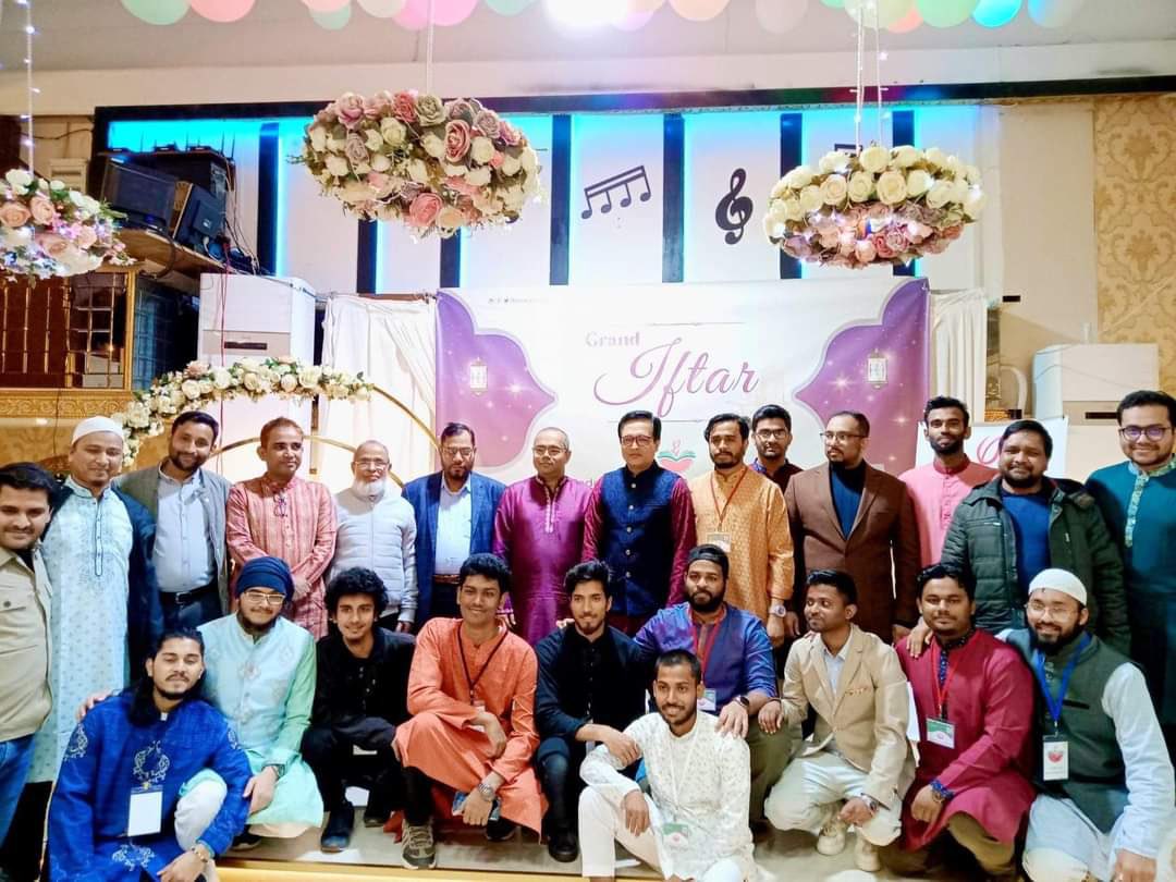 AsianYouthAsso's tweet photo. Once again, Bangladeshis residing in Turkey gathered together to break their fast in Istanbul, in an annual event titled "BASAT Grand Iftar 2023", held at a community center near the historic Fatih Mosque on April 8, 2023. https://t.co/0VxogJudBw