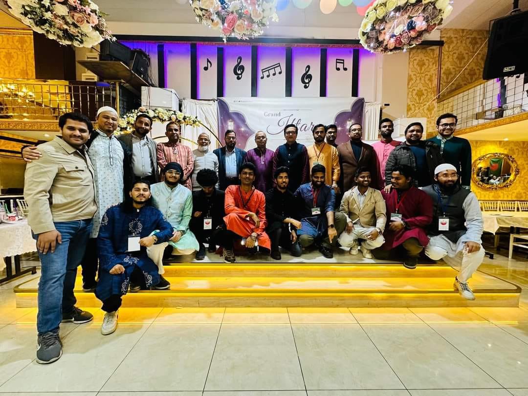 AsianYouthAsso's tweet photo. Once again, Bangladeshis residing in Turkey gathered together to break their fast in Istanbul, in an annual event titled "BASAT Grand Iftar 2023", held at a community center near the historic Fatih Mosque on April 8, 2023. https://t.co/0VxogJudBw