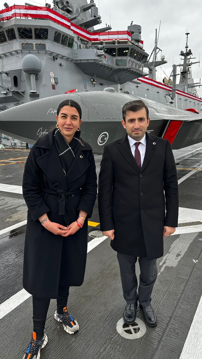 Gemi yerli
SİHA yerli
İnsansız savaş uçağı yerli♥️
Dünyanın ilk SİHA Gemisi Anadolu’nun uçuş güvertesinde Kızılelma’nın önündeyiz
Selçuk Bayraktar ile…
Ülkemle gurur duyuyorum♥️🇹🇷
@Selcuk