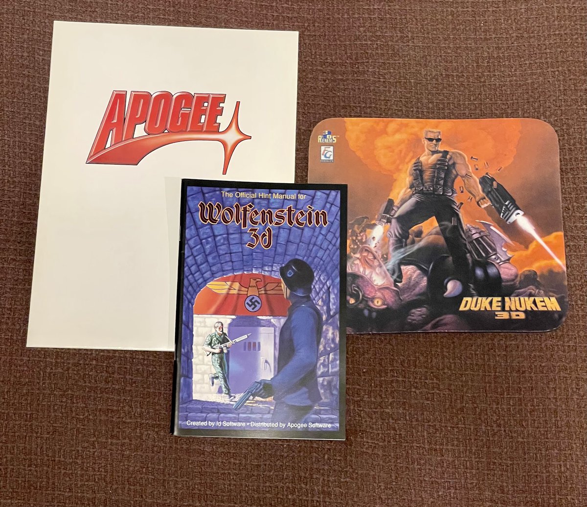 #GiveawayTime! An unopened copy of the 1998 PREMIERE ISSUE of PC Accelerator, with a cover story on coming Quake 2 killers, including DNF & Daikatana. Also, a Duke pad, a Wolf3D hint book & an Apogee press folder--all from the '90s 👉RETWEET, LIKE & FOLLOW. Ends Weds.