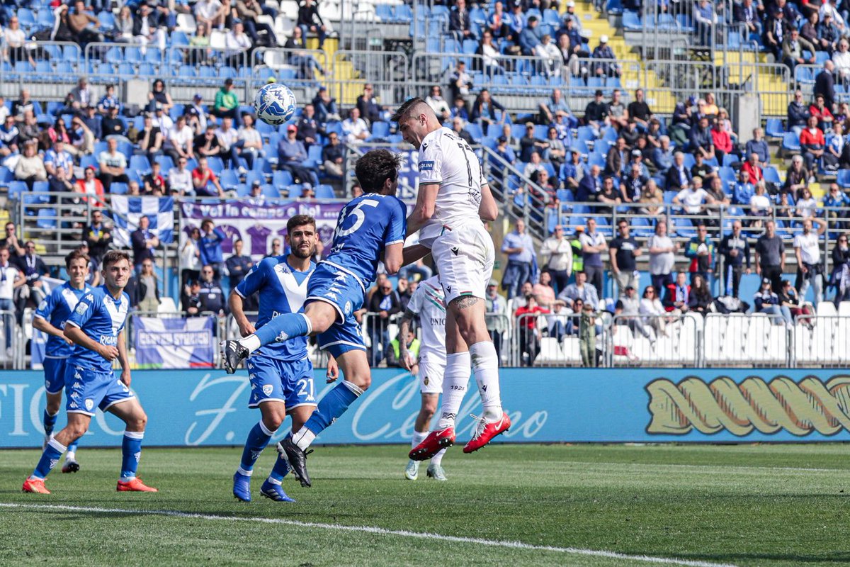TernanaOfficial's tweet photo. ⏲️Finisce la gara al "Rigamonti" dopo 6' di recupero, vincono i padroni di casa grazie a una rete di Jallow dopo 5' di gioco🟥🟩
#BreTer 1-0
#NoiSiamoLaTernana https://t.co/FtYm0ag7M6