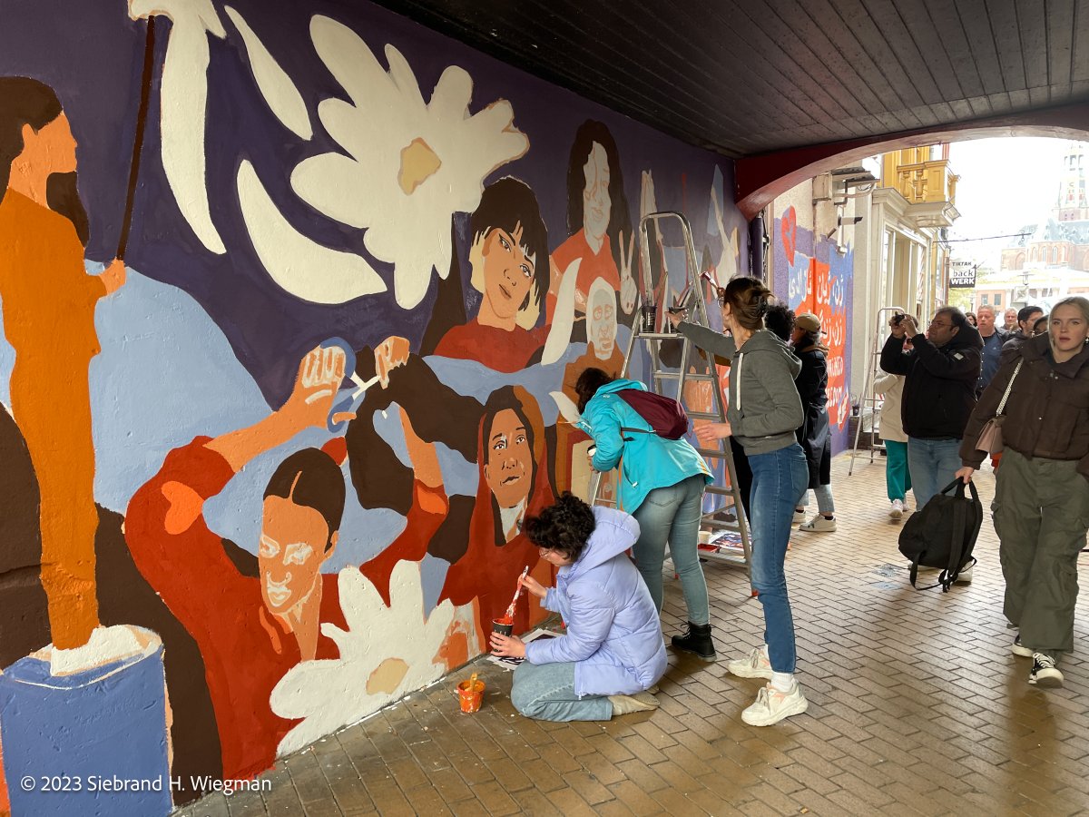 Siebrand's tweet photo. Lotte, Jonna Bo en Safoora uit Groningen maken een muurschildering over Iran in het Koude Gat https://t.co/s4Q12ObaDS #KoudeGat #muurschildering #Groningen https://t.co/iDH5xg8ALq