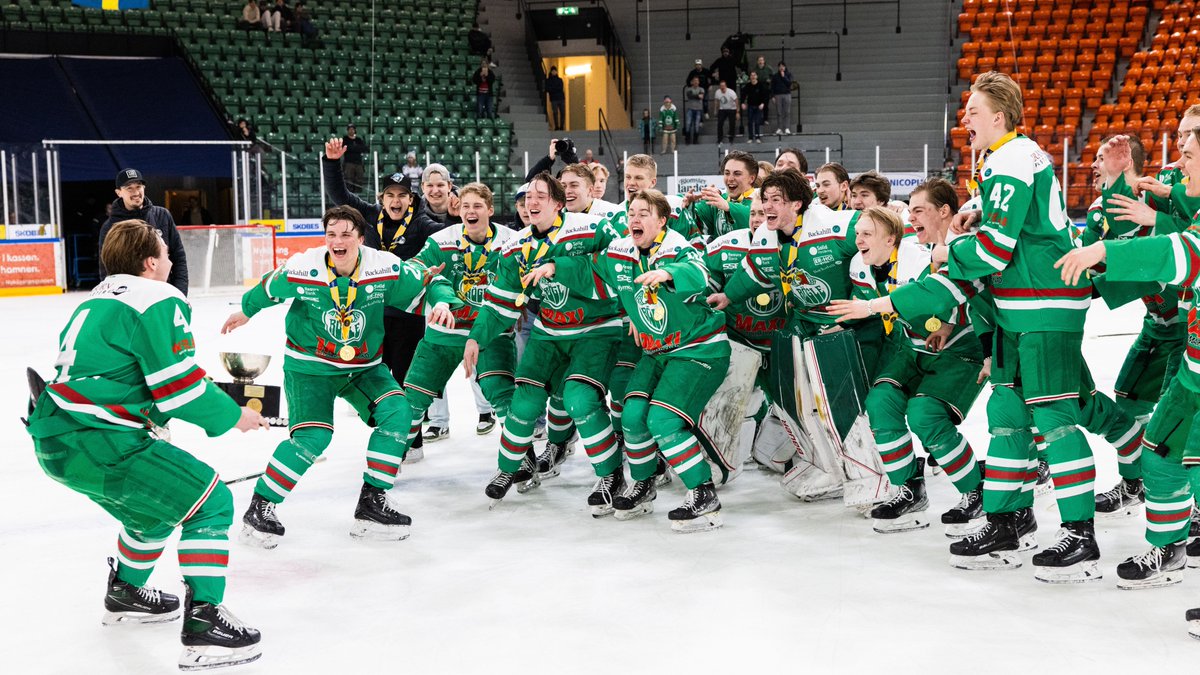 roglebk's tweet photo. Glädje i den renaste form. SM-guld!!🥇 https://t.co/8uGrlFQ5Yz
