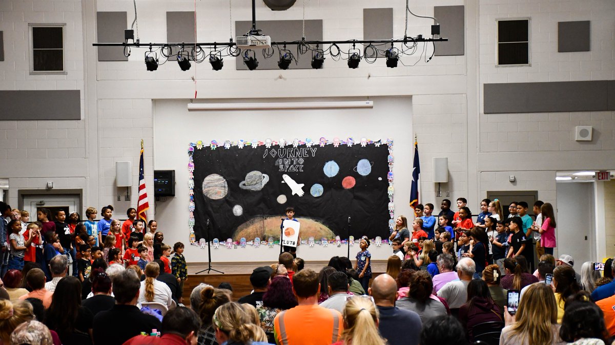 BryanISD's tweet photo. Second graders at #RossElementary sent their learning to the stratosphere with a program all about space!
We have such talented students in our hallways in Bryan ISD!
#BryanISD #BryanProud
@GCarrabineBryan @ClayFalls @legg_danielle https://t.co/85i8UYoVB4