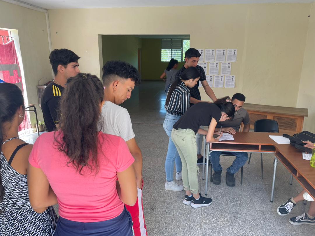 🔊🗳️Hoy la <a href="/FacsocUho/">FEU FACSOC UHo</a> le da comienzo a las elecciones de la @FeuUho.
<a href="/FeuCuba/">FEU de Cuba</a>
<a href="/JulioMorejonP/">Julio Emilio Morejón Pérez</a>
<a href="/UJCdeCuba/">UJC de Cuba</a>
<a href="/aylinalvarezG/">Aylín Alvarez García</a>
<a href="/la_chavi_/">Chavel</a>
<a href="/idiannelis/">Diannelis Ibarra</a>
@AngelHe0928
✊🏻❤️🇨🇺