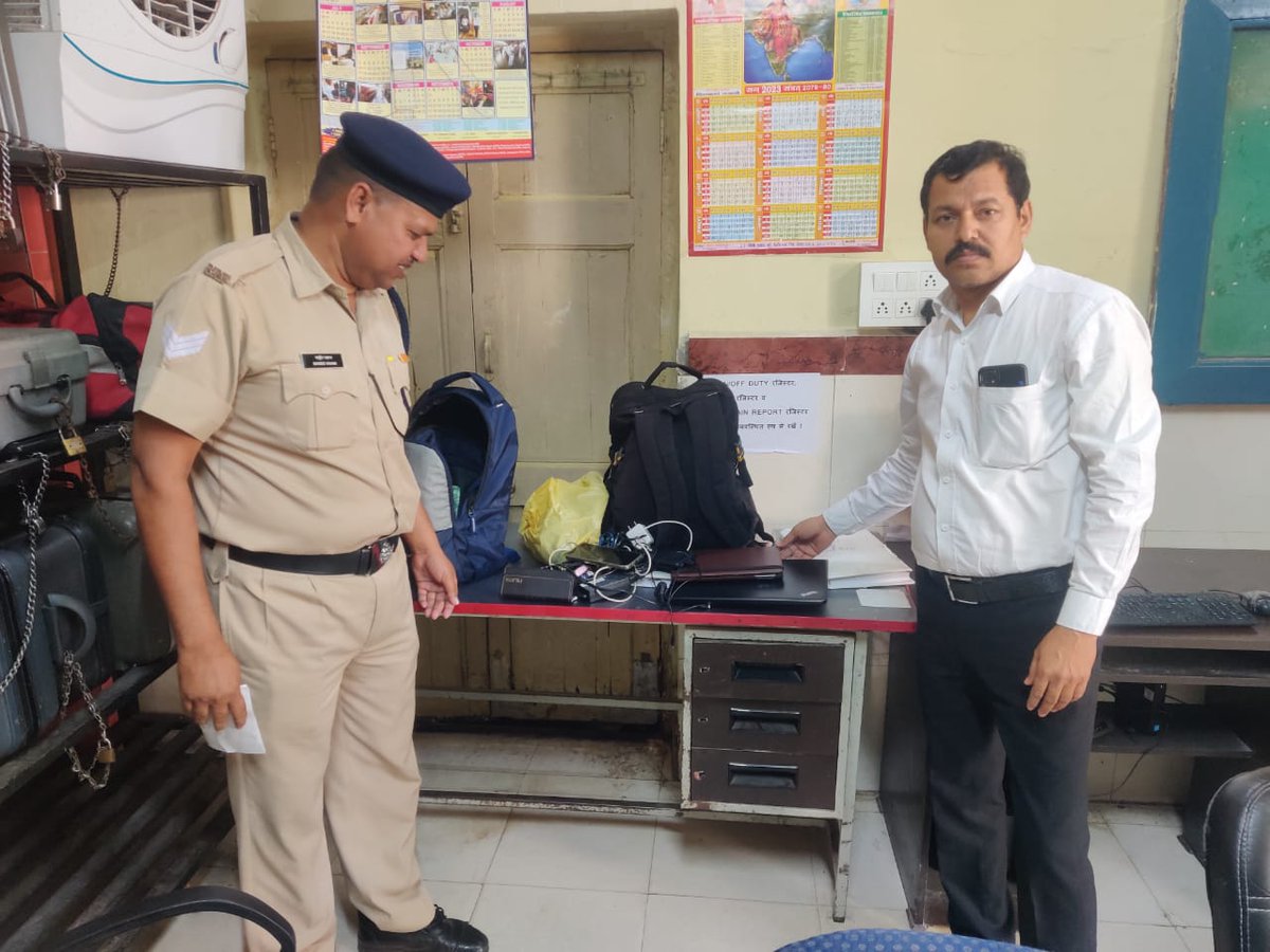 IrtcsoRatlam's tweet photo. Ratlam TT staff Vinod varma did his best with the corporation of Control and RPF passenger left 1.laptop, 1 tablet and one Mobile handed over RPF. https://t.co/5aywN5B0T9