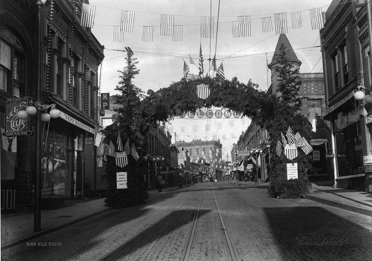 DeadwoodHistor1's tweet photo. Lead Main Street during Red Cross week, June 18-25, 1917. A benefit to raise money for the local Red Cross chapter raised $12,000! ⛑️  #RedCrossStrong #HistoryIsCalling #LeadSD @LeadChamber 

Fassbender Photographic Collection https://t.co/PlDERwpJht