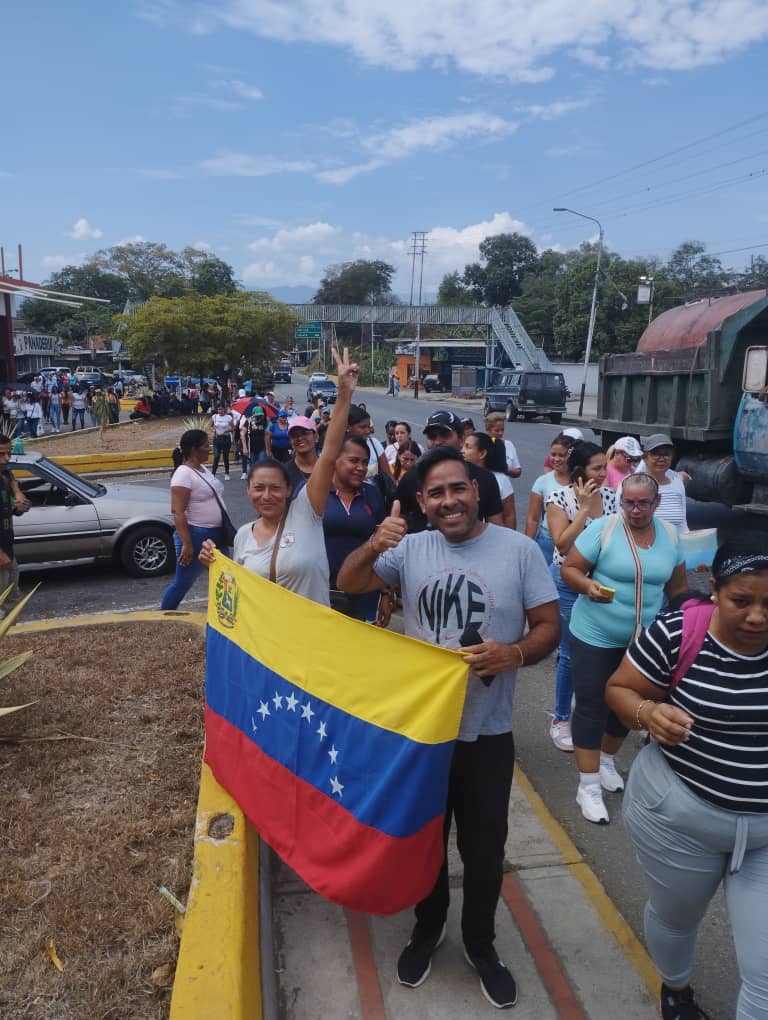 VenteVenezuela's tweet photo. #Miranda | En Cua los maestros están nuevamente en la calle alzando su voz por respeto y dignidad. Nuestros docentes sí saben de qué se trata esta lucha, por eso ¡van hasta el final!

🔖 @VenteMiranda presente | #10Abr https://t.co/DtJVZ3qt5h