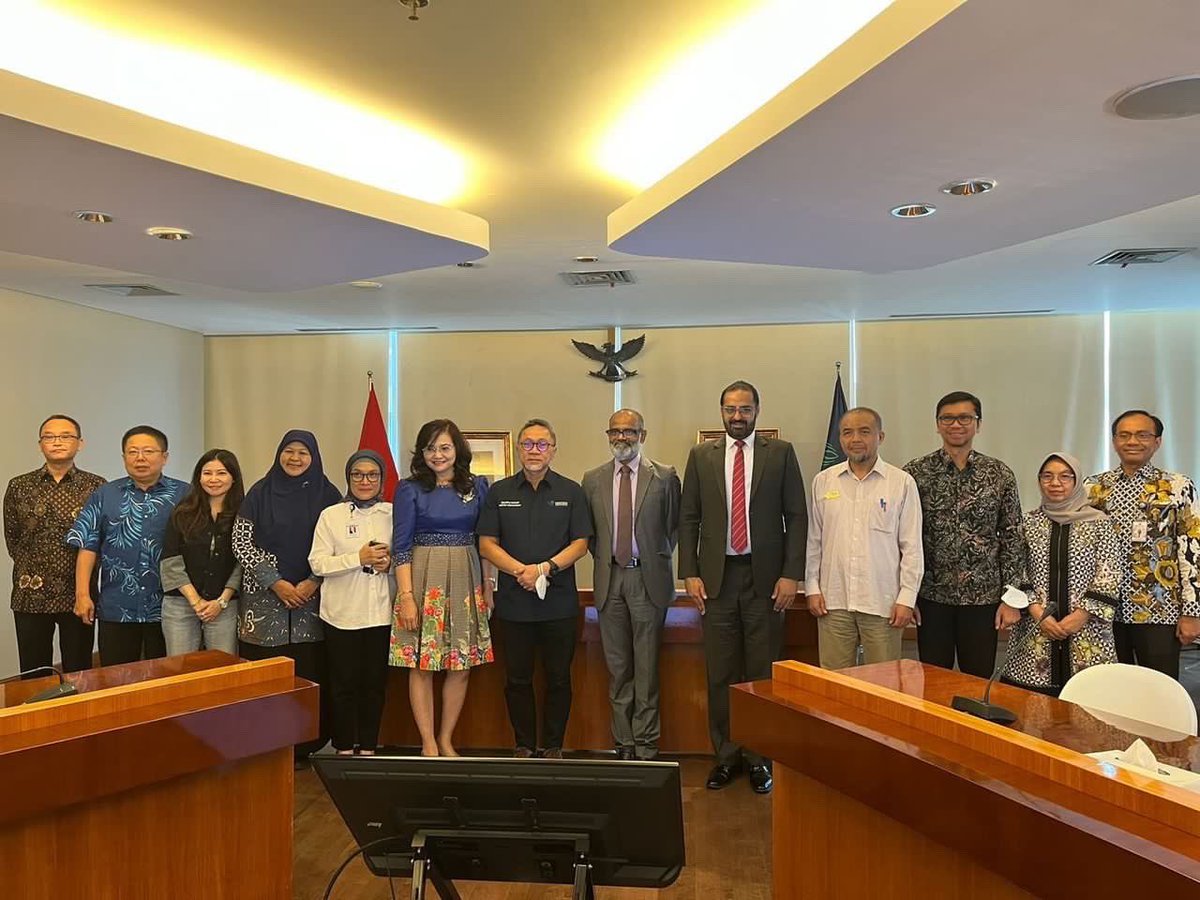 drkhariprasad's tweet image. Hon’ble trade minister of Indonesia, @ZUL_Hasan hosted a dialogue on healthcare for collaboration between India &amp;amp; Indonesia.

It was a surprise to see  #ProHealth branding on the dessert

Great reinforcement of Apollo’s drive towards preventive healthcare

@HospitalsApollo