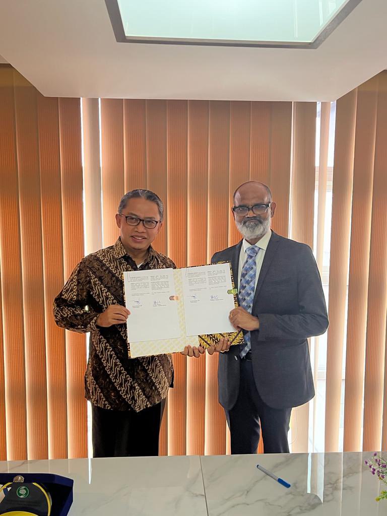 drkhariprasad's tweet image. Hon’ble trade minister of Indonesia, @ZUL_Hasan hosted a dialogue on healthcare for collaboration between India &amp;amp; Indonesia.

It was a surprise to see  #ProHealth branding on the dessert

Great reinforcement of Apollo’s drive towards preventive healthcare

@HospitalsApollo