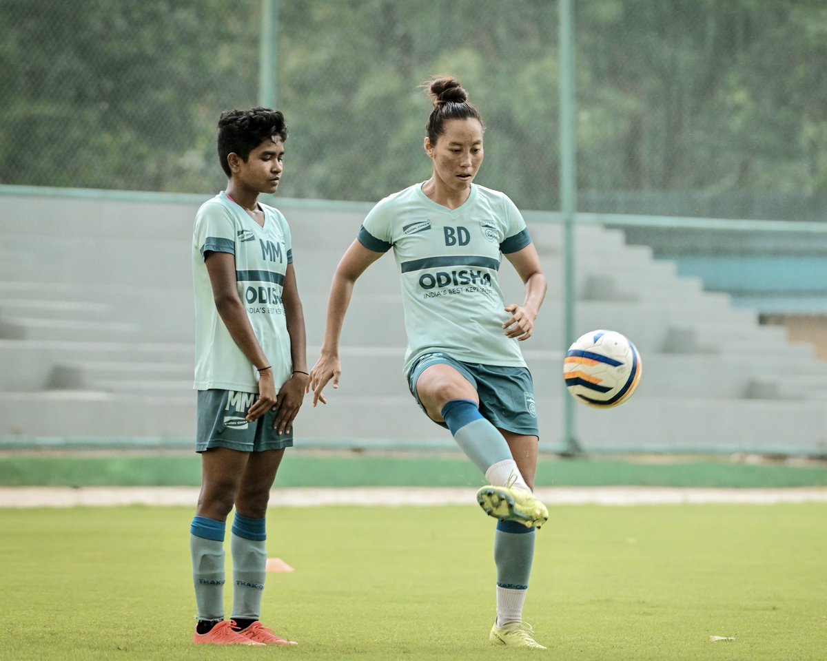 OdishaFCW's tweet photo. Master. Leader. Legend ⭐️✨💜🖤

One, @BalaDevi_10 💪🏼

#OFCWomen #OdishaFC #AmaTeamAmaGame #BalaDevi https://t.co/K4lFCyMQDN