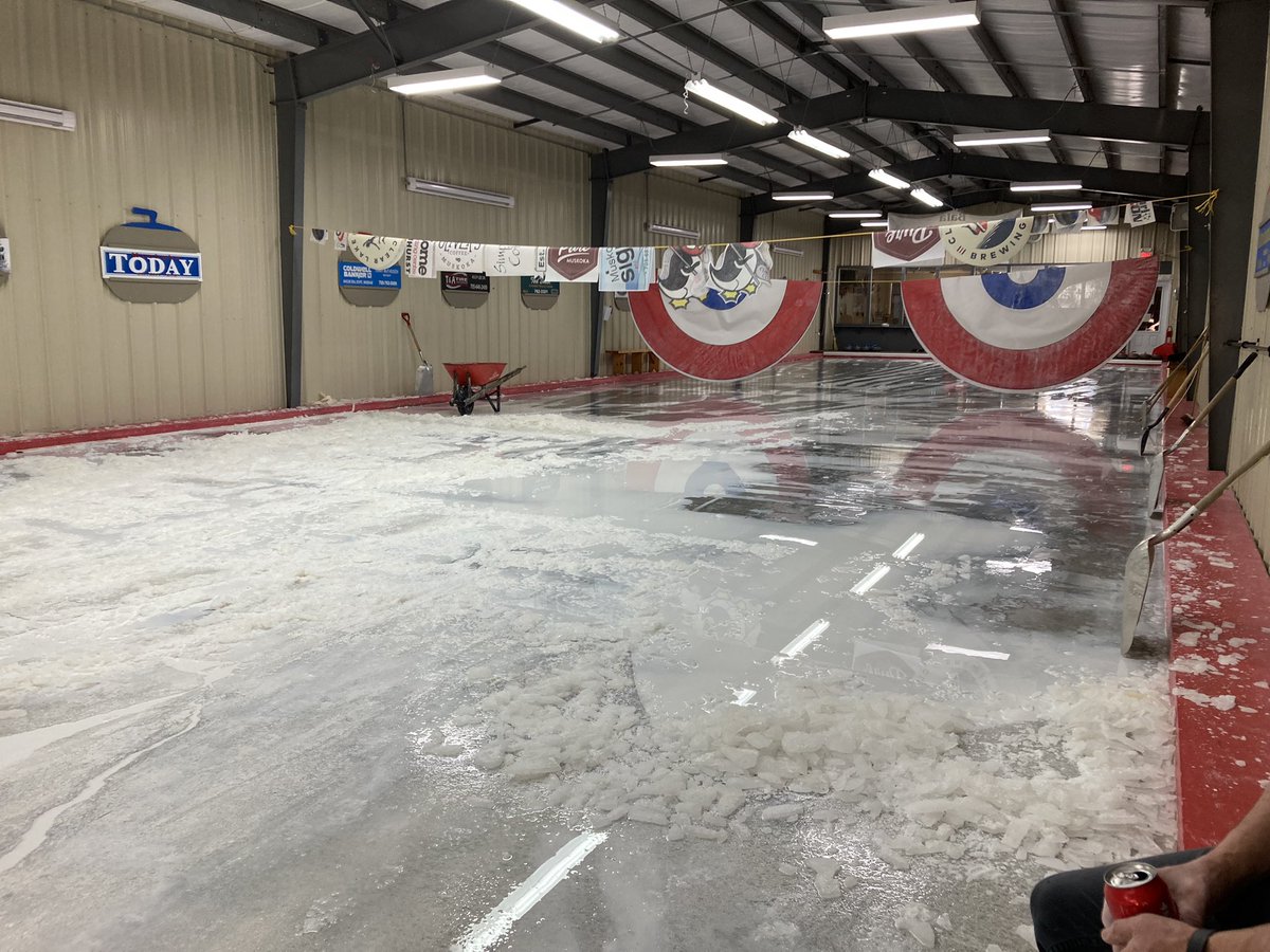 balajeffo's tweet photo. Taking the ice out at #balacurlingclub #happyeaster Thanks to all who helped. https://t.co/s5vZufKD5k