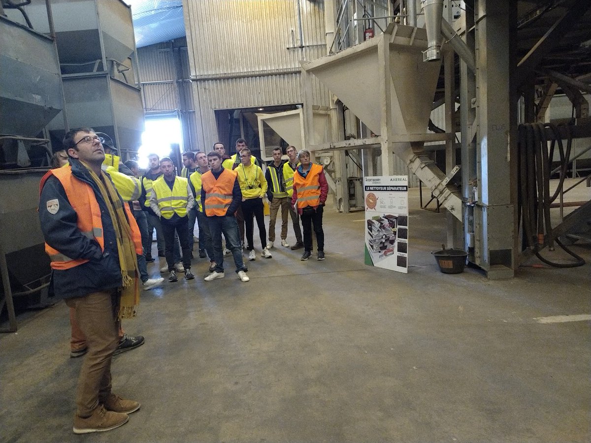 semaeCentre's tweet photo. 19 BTS APV du #CFPPA de #Naturapolis à la découverte de la #filiere #semence chez #Fertiberry du groupe @_AXEREAL en @Indre36
➡️Visite d’1 parcelle de multiplication de luzerne,
➡️de l’usine de triage de luzerne #Fertiberry
#Semeurtime #CeuxQuiFontLesSemences #InterProSemences 🙂 https://t.co/KancgpwTpe