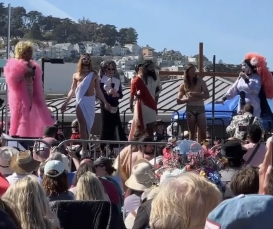 SisterRoma's tweet photo. Just a few thousand of our closest friends. Easter in Dolores Park with the @SFSisters 2023. Always a joy to emcee with my bestie @honeymahogany. #easterinthepark #hunkyjesus https://t.co/BEmQGy6NHS
