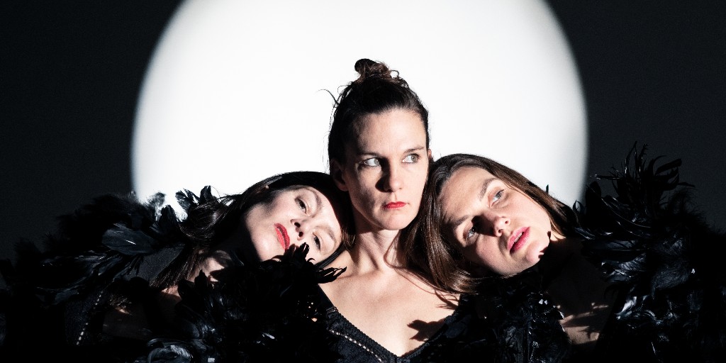 Don't miss the captivating performance of still hungry, a contemporary all-female circus collective from Berlin, in RAVEN. Featuring stunning acrobatics, imagery, and humour. May 13 - 7:30 pm, get your tickets bit.ly/3JXGznk  #YGK #KingstonGrandTheatre #GrandOnStage 🎭
