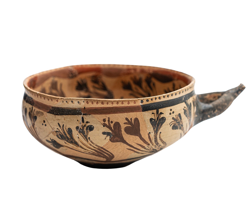 AshmoleanMuseum's tweet image. From ancient Crete, this little ceramic cup decorated with a crocus design features in #LabyrinthAshmolean. Crocuses were both a religious offering and a source of fabric dye. Depictions of them could also relate to the arrival of spring. ashmolean.org/article/spring…