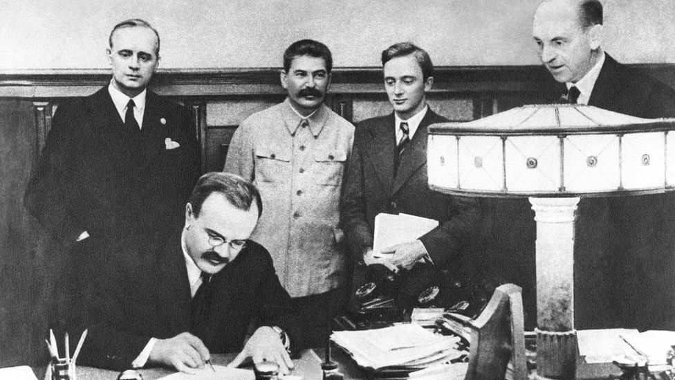 clarenafo's tweet photo. Did you know that saying that the USSR and Nazi Germany jointly invaded Poland is a crime in Russia?
Russia describes the USSR as the only winner over Nazi Germany. It is even illegal to recall that Hitler and Stalin were allies at the beginning of WW2.
https://t.co/evXSOdYfRI
Let's talk a little bit about the Molotov-Ribbentrop pact, shall we?
(Photo: Vyacheslav Molotov, Russian foreign minister, signs the non-aggression pact negotiated between Soviet Russia and Germany, at the Kremlin, Moscow. Standing behind him is his German counterpart Joachim von Ribbentrop (left), and Joseph Stalin (centre), 23 August 1939. Photograph: Keystone/Getty Images)
https://t.co/seZBcLu2TZ