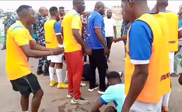 koksnationn's tweet photo. Bayelsa United staff and players were attacked by the Wikki Tourist fans after their 2-1 victory at the Abubakar Tafawa Belewa Stadium yesterday.
#NPFL https://t.co/efS5taC1PV