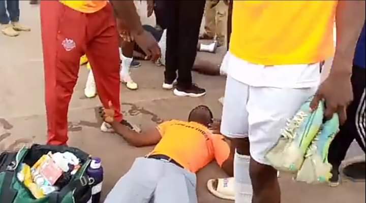 koksnationn's tweet photo. Bayelsa United staff and players were attacked by the Wikki Tourist fans after their 2-1 victory at the Abubakar Tafawa Belewa Stadium yesterday.
#NPFL https://t.co/efS5taC1PV