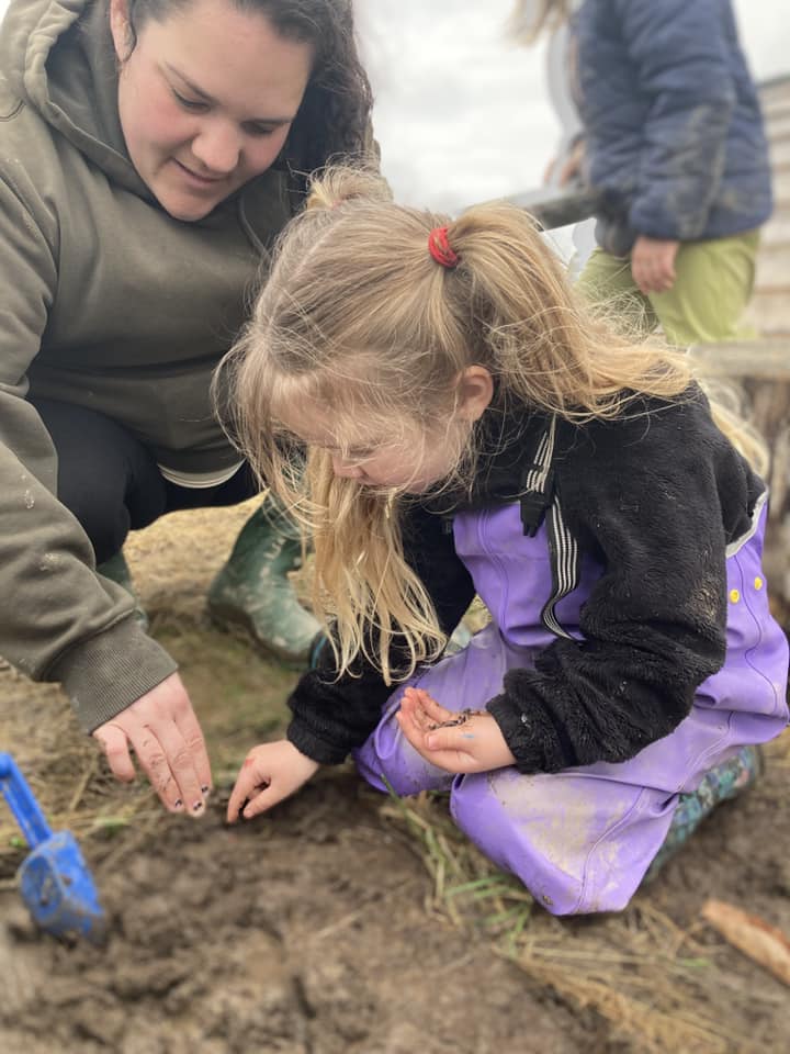 cvheadstart's tweet image. Spring is finally here! 🌷 One of our Early Head Start classrooms recently had lots of fun searching for worms outside! 🪱

🌱 Our Head Start classrooms and Home-Visiting program always make great use of the engaging activities kiddos can take part in outdoors.