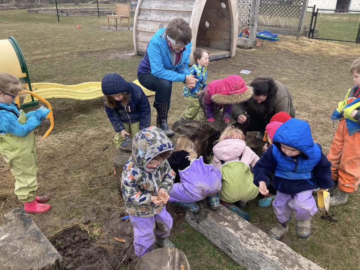 cvheadstart's tweet image. Spring is finally here! 🌷 One of our Early Head Start classrooms recently had lots of fun searching for worms outside! 🪱

🌱 Our Head Start classrooms and Home-Visiting program always make great use of the engaging activities kiddos can take part in outdoors.