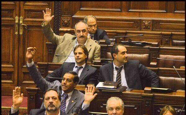 Un día como hoy pero hace 10 años, en Uruguay se aprobaba el Matrimonio Igualitario (Ley 19.075) ✨ No está de más recordar que nuestro actual presiente Luis Lacalle Pou no votó a favor de dicha Ley.
