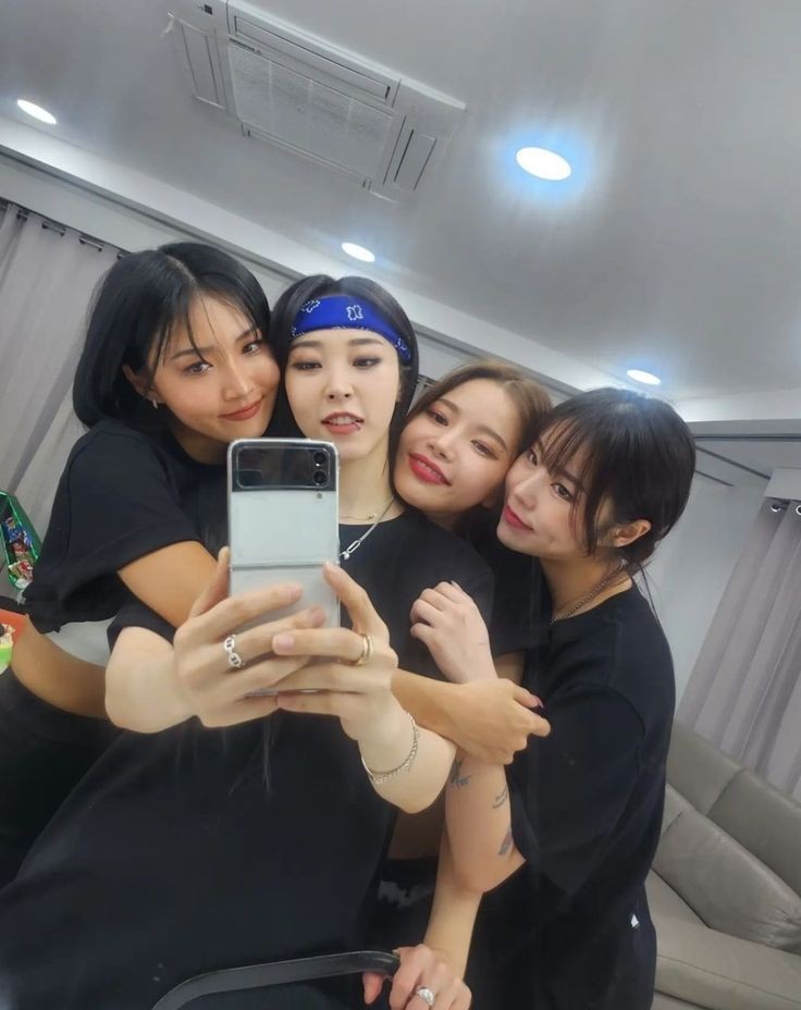 Marhyosoo1's tweet photo. Me encanta lo que está generando los eventos de # que estamos realizando... siento que nos estamos uniendo como fandom 💚 
Siempre quise amigos moomoos y ahora siento que soy parte de esta familia hermosa✨️ 

#MOOTUALS #mamamoo #MYCON_EN_MEXICO 
#MYCON_LATAM https://t.co/zwYejdhhBk